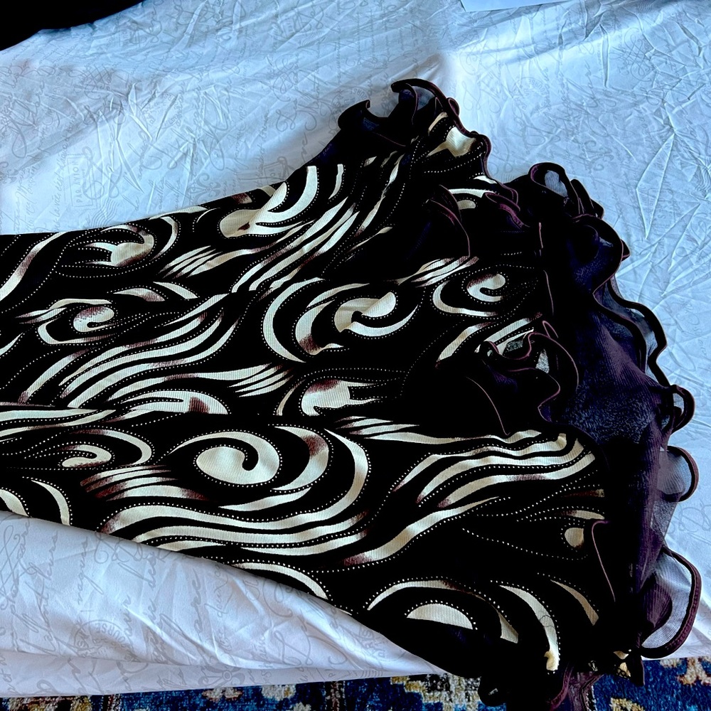 Elegant looking short skirt black and white pattern . Very soft .